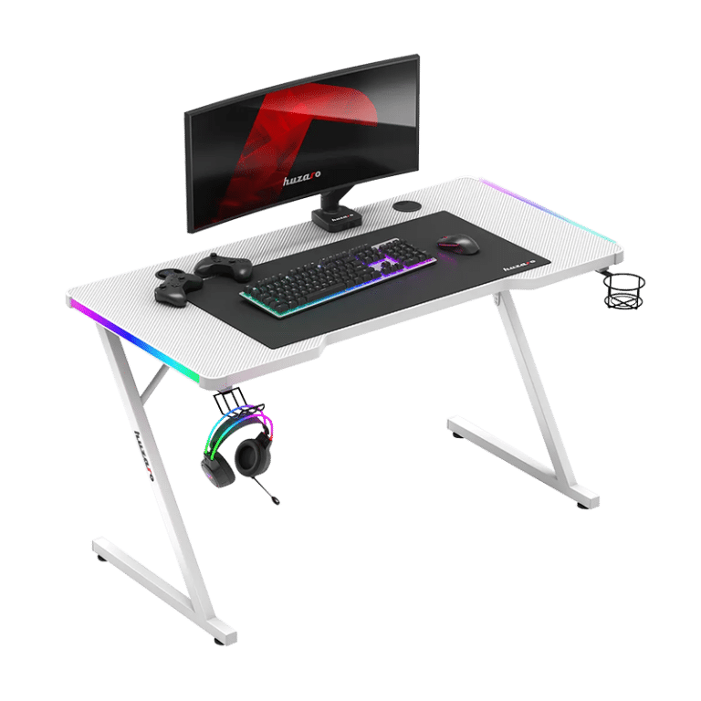 Huzaro Hero 2.5 beli gaming sto sa RGB osvetljenjem – kompletan setup sa monitorom, tastaturom i kontrolerima