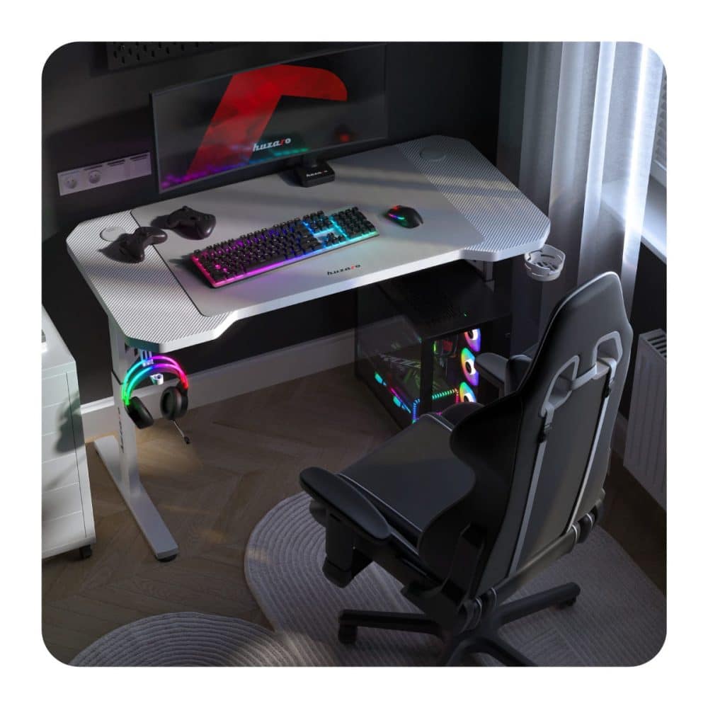 pogled odozgo na beli Huzaro Hero 2.6 sto sa RGB tastaturom i stolicom, visina prilagođena