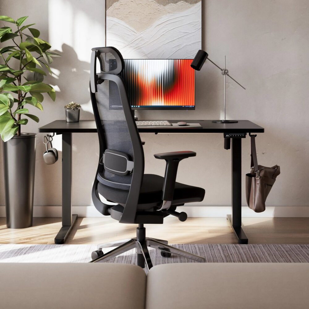 Mark Adler Leader 7.3 Black u kućnoj kancelariji sa ergonomskom stolicom