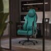 Huzaro Force 8.3 Green – postavljena u gaming sobu
