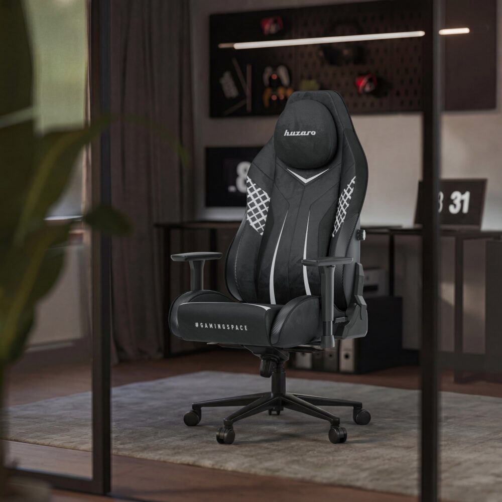 Huzaro Force 8.3 Carbon Black – postavljena u gaming sobu