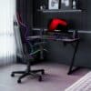 Gejmerski sto Huzaro Hero 2.5 crni u sobi sa gejmerskom stolicom i RGB opremom