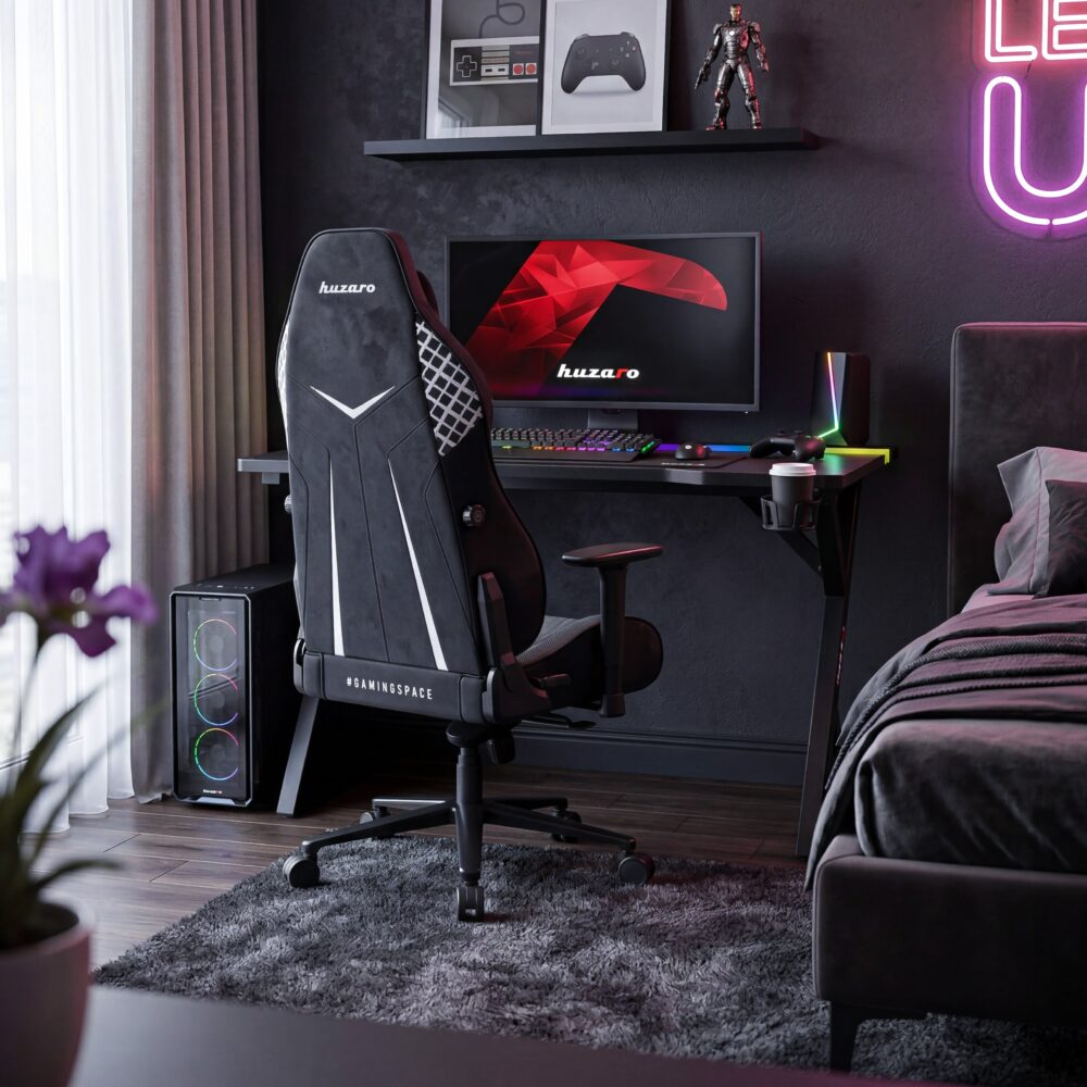 Gejmerski sto Huzaro Hero 2.4 RGB Black u sobi sa gejmerskom stolicom i kućištem