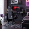Gejmerski sto Huzaro Hero 2.4 RGB Black u sobi sa gejmerskom stolicom i kućištem