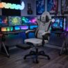 Gejmerska stolica Oblivion Phantom siva u gejmerskoj sobi sa monitorima i RGB osvetljenjem