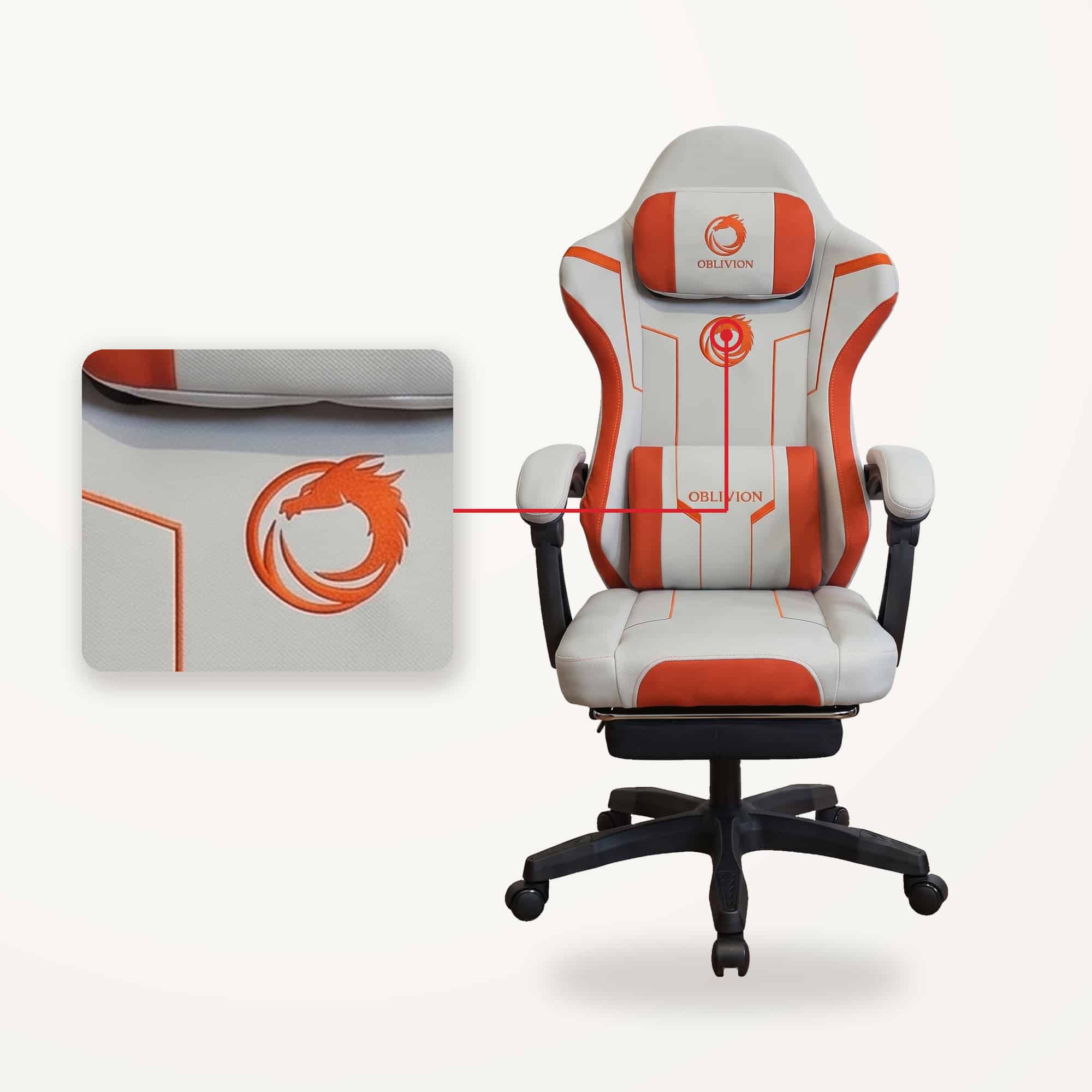 Detalj velur presvlake sa vezenim dragon amblemom na naslonu gejmerske stolice Oblivion Phantom narandžasta
