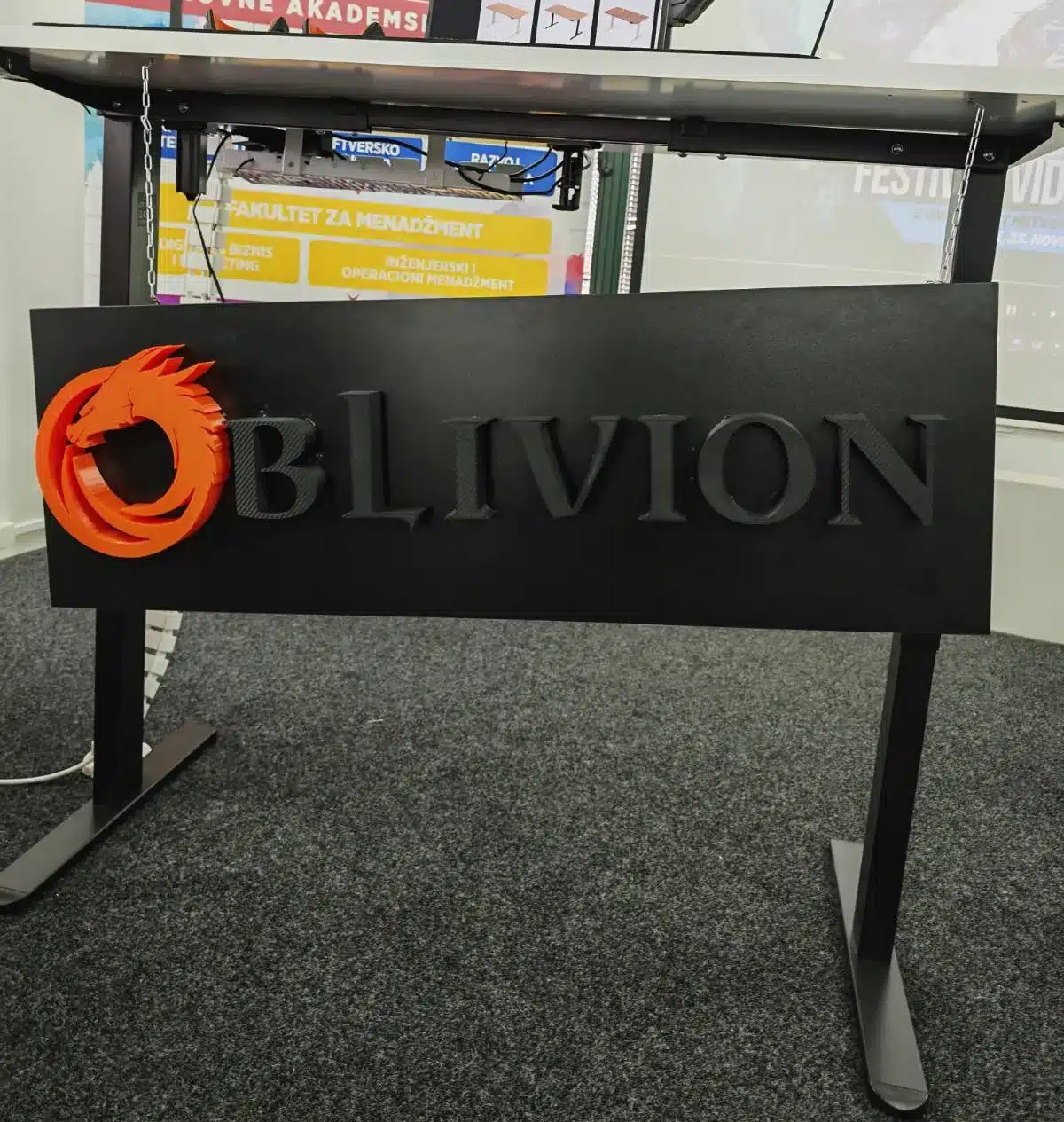 Oblivion štand sa logom i podesivim radnim stolom na Festivalu video igara u Nišu