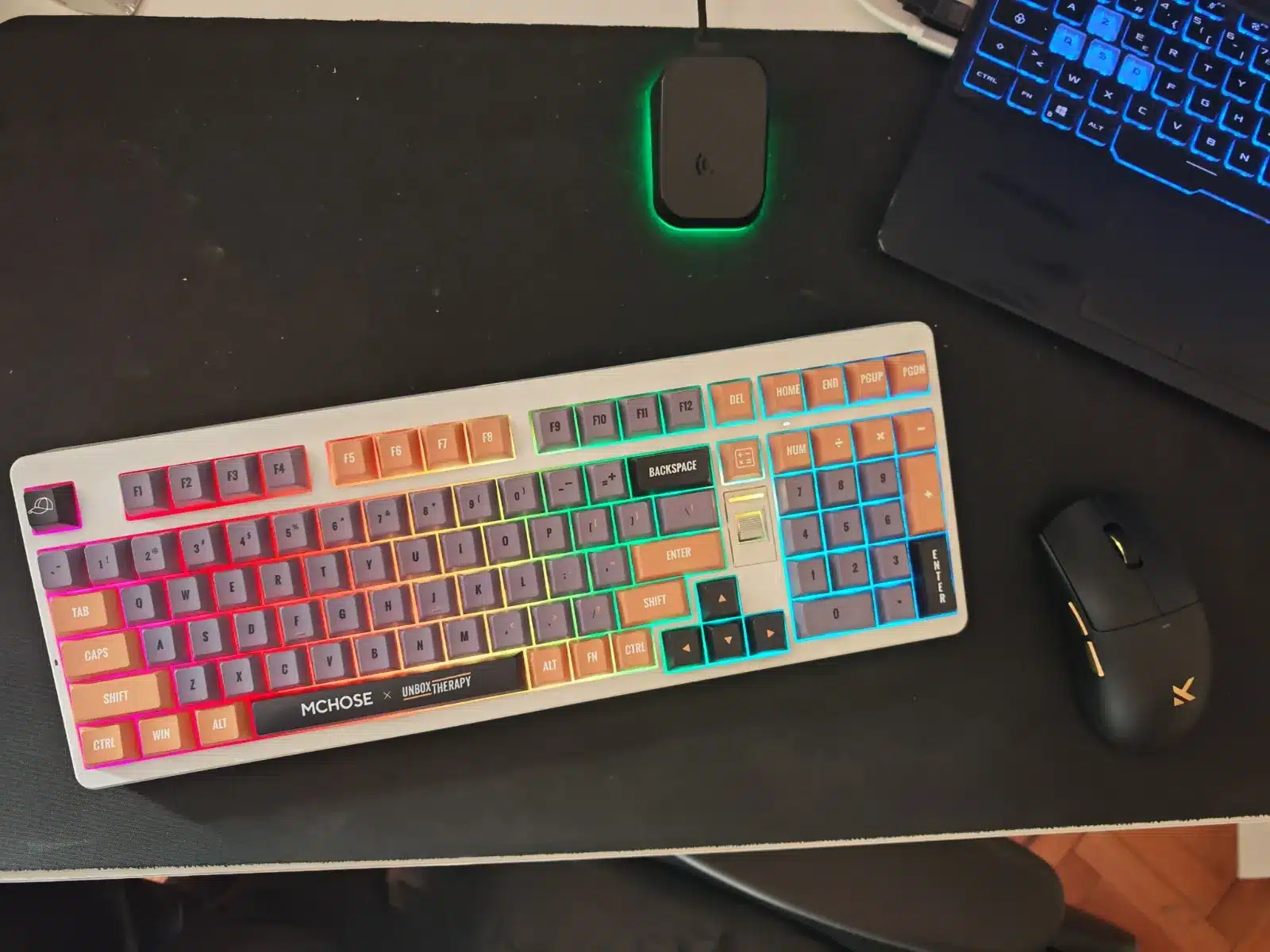 MCHOSE UT98 Retro Therapy tastatura i K7 Ultra miš na gejmerskom stolu, iznad je magnetna stanica za punjenje