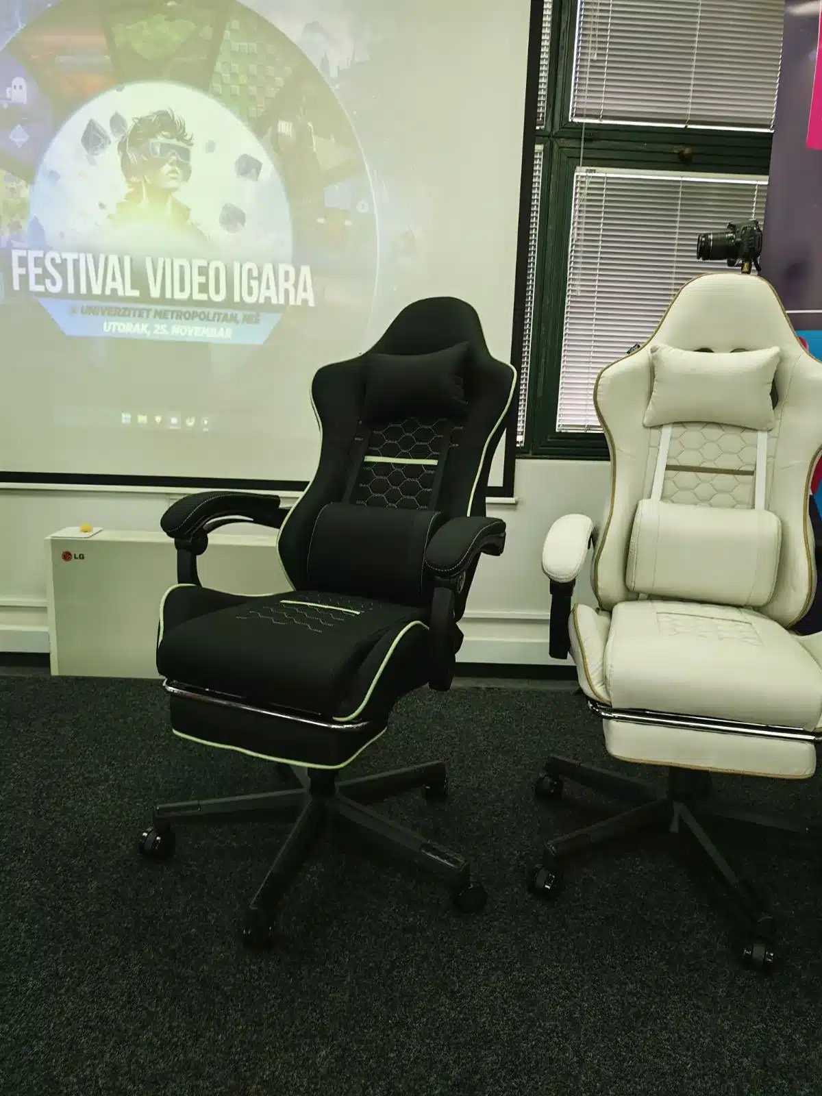 Crna i bela gejmerska stolica ispred projekcije Festivala video igara na Univerzitetu Metropolitan u Nišu
